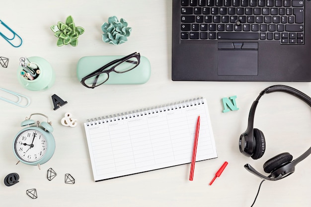 Vista dall'alto su pianificatore giornaliero e taccuino da scrivania Procrastinazione, perdita di tempo, pianificazione e gestione del tempo, concetto di organizzazione dell'ufficio domestico