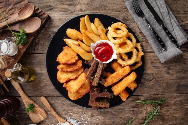 Vista dall'alto su snack fritti per la birra