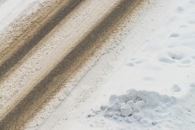 Vista dall'alto su strada innevata