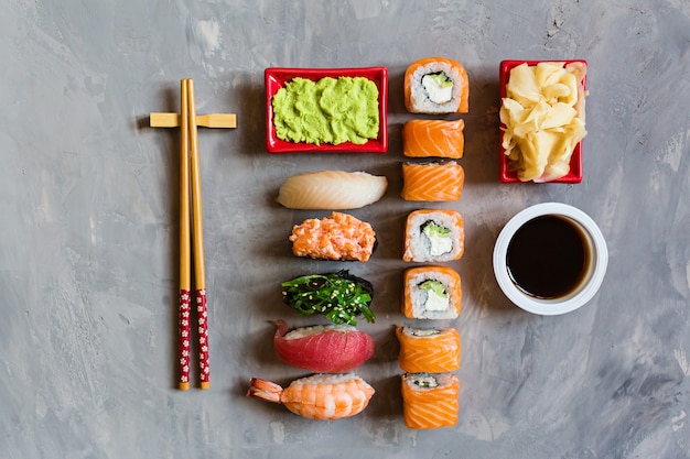 Vista dall'alto su sushi giapponese tradizionale