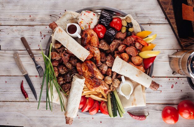 Vista dall'alto su un assortimento di carne alla griglia indoeuropeo piatto shashlyq sul tavolo in legno chiaro