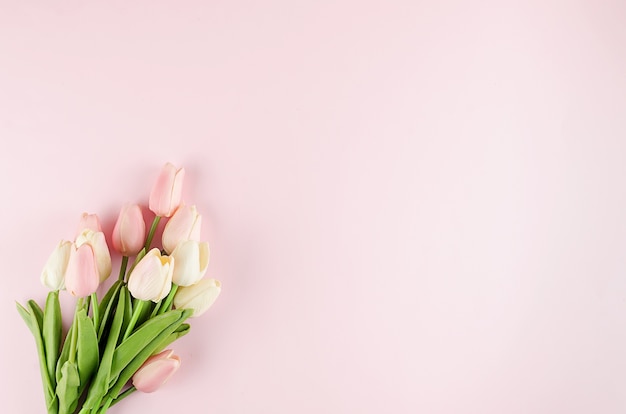 Vista dall'alto sul bouquet di tulipani rosa