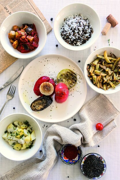 Vista dall'alto sul buffet con assortimento di cibi sani