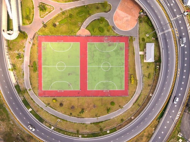 Vista dall&#39;alto sul campo sportivo all&#39;aperto, Vista aerea su strada e autostrada, ripresa da drone