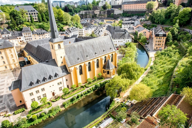 Vista dall'alto sul distretto di Grund con la chiesa di San Giovanni e l'abbazia di Neumünster nella città di Lussemburgo