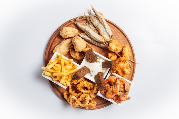 Vista dall'alto sul piatto di birra di pesce fritto isolato con pesce e gamberetti sulla tavola di legno