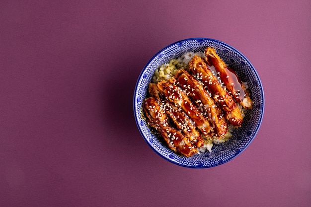 Vista dall'alto sul pollo fritto katsudon con riso in una ciotola