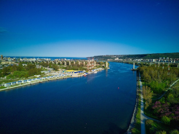 Vista dall'alto sul ponte tra la città di Sozopol con le case vicino al Mar Nero