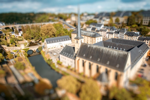 Vista dall'alto sul quartiere Grund con la chiesa di San Giovanni e l'abbazia di Neumünster nella città di Lussemburgo. Tecnica dell'immagine tilt-shift