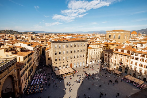 Vista dall'alto sull'affollata piazza della Signoria a Firenze