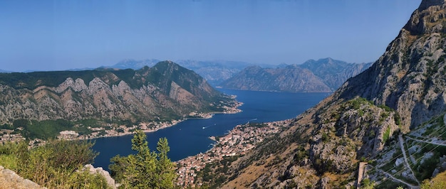 Vista dall'alto sulla baia di Kotor con mare e montagne a Kotor Montenegro