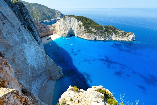 Vista dall'alto sulla baia di Navagio. Vista della costa estiva, Grecia, Zante, Mar Ionio.