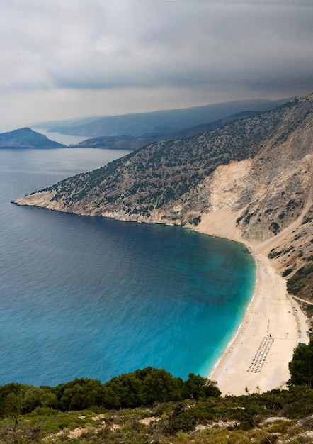 Vista dall'alto sulla bellissima spiaggia di Myrtos con acque turchesi di Cefalonia nel Mar Ionio in Grecia