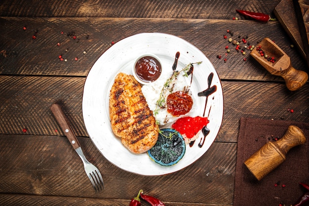 Vista dall'alto sulla bistecca di filetto di pollo gourmet alla griglia con riso