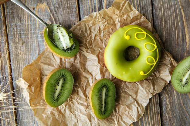 Vista dall'alto sulla ciambella verde con kiwi a fette