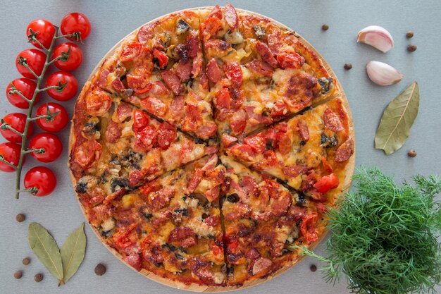 Vista dall'alto sulla pizza italiana con pomodorini