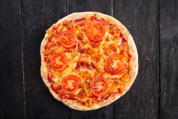 Vista dall'alto sulla pizza margherita su una superficie di legno