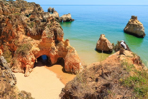 Vista dall'alto sulla spiaggia sabbiosa Dos Tres Irmaos (Portimao, Alvor, Algarve, Portogallo).