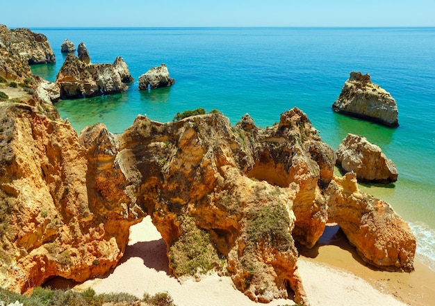 Vista dall'alto sulla spiaggia sabbiosa Dos Tres IrmaosPortimao Alvor Algarve Portogallo