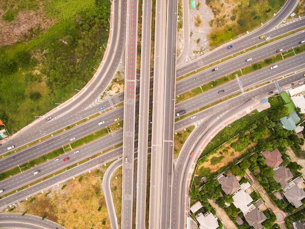 Vista dall&#39;alto sulla strada e l&#39;autostrada