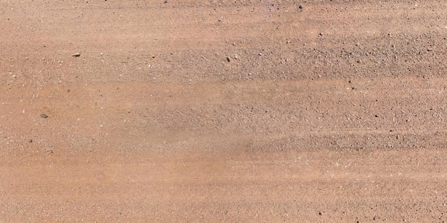 Vista dall'alto sulla struttura della strada sterrata con tracce di pneumatici per auto