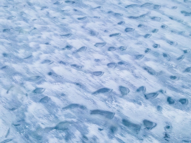 Vista dall'alto sulla trama artistica astratta della superficie del lago ghiacciato Foto di alta qualità