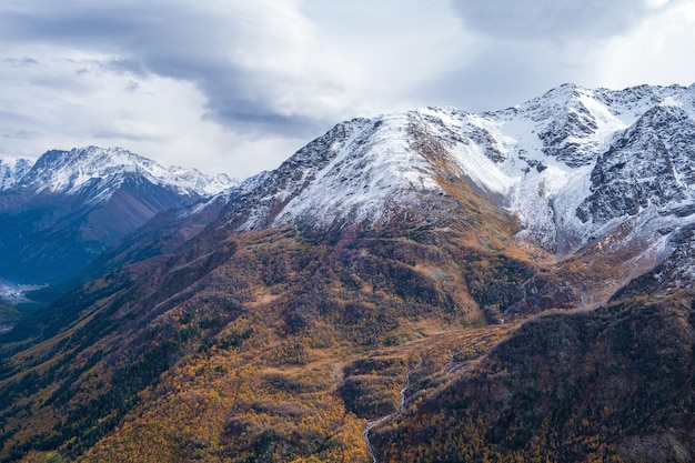 Vista dall'alto sulle pendici delle montagne