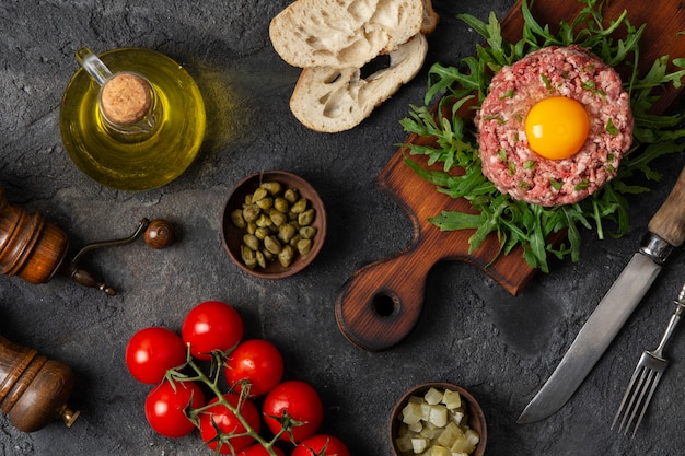 Vista dall'alto tartaro di bistecca di manzo ancora in vita