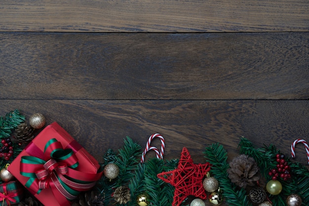 Vista dall&#39;alto tavolo di decorazioni di Buon Natale e ornamenti di felice anno nuovo.