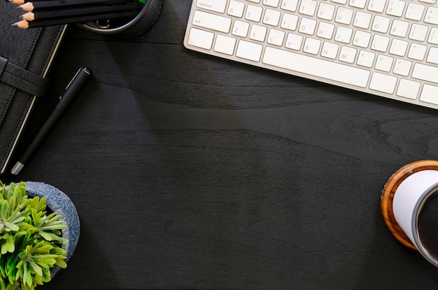 Vista dall'alto Tazza da caffè per computer su sfondo di legno nero