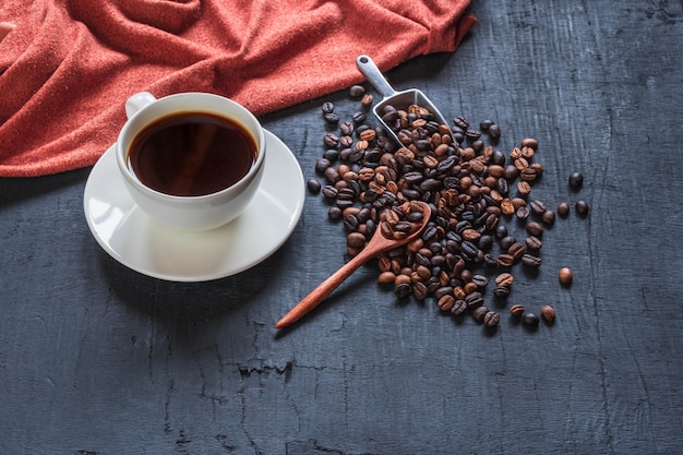 Vista dall'alto tazza di caffè e chicchi di caffè