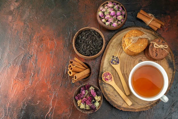 vista dall'alto tazza di tè con biscotti e fiori su sfondo scuro sapore fiore colore foto tè caffè