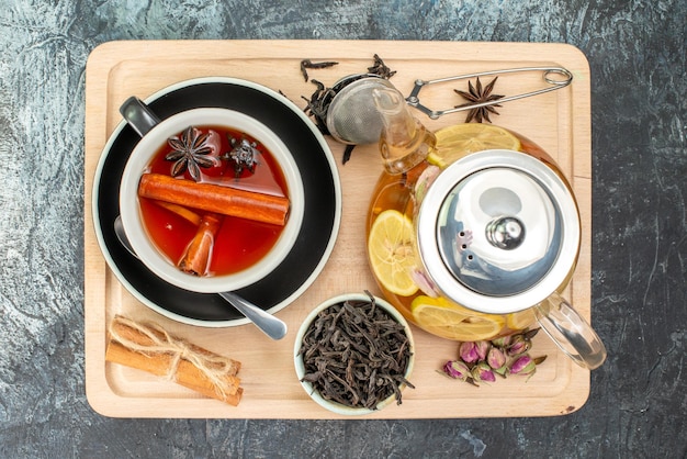 Vista dall'alto tazza di tè con limone e bollitore su sfondo grigio frutta colazione cerimonia foto a colori cibo mattina