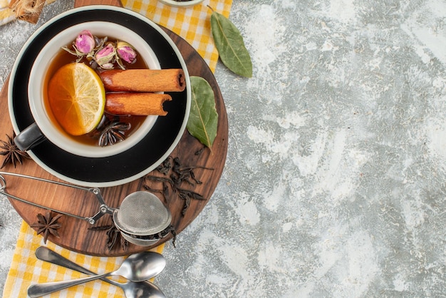 Vista dall'alto tazza di tè con limone su sfondo bianco cerimonia sapore colore colazione frutta fiore cibo mattina