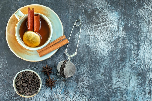 Vista dall'alto tazza di tè con tè nero fresco su sfondo chiaro tè caffè colore bevanda frutta cerimonia foto colazione