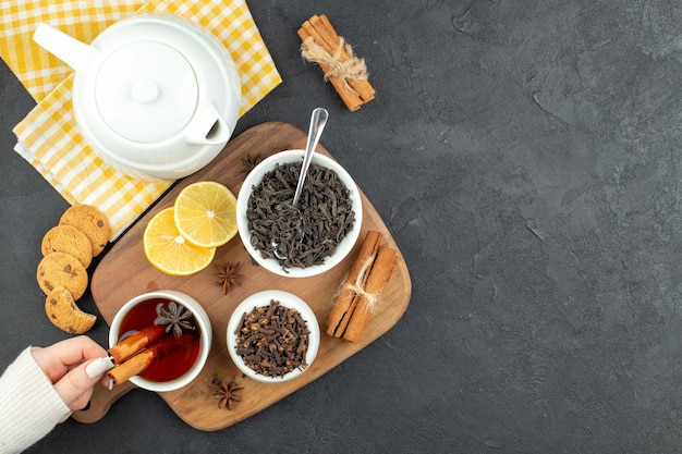 Vista dall'alto tazza di tè con tè nero miele e fette di limone su sfondo grigio uovo caffè mattutino colazione pasto in famiglia spazio tariffario