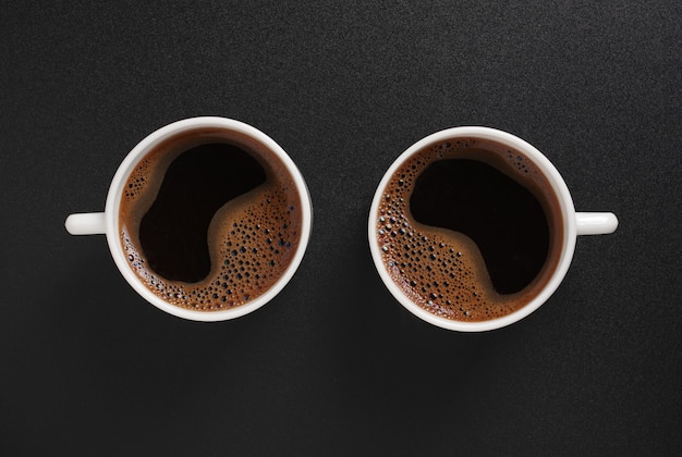 vista dall'alto tazze con caffè sul tavolo