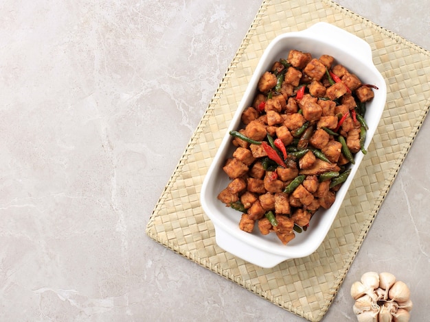 Vista dall'alto Tempe Orek o Tempeh fritto in padella, cucina tradizionale indonesiana a base di Tempeh con aggiunta di salsa di soia o zucchero di palma. A volte aggiungi peperoncino per renderlo piccante. Copia spazio