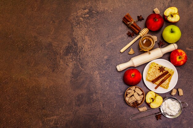 vista dall'alto torta di mele ingredienti sul tavolo