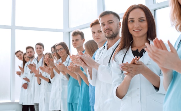 Vista dall'alto un gruppo di medici sorridenti che ti indicano