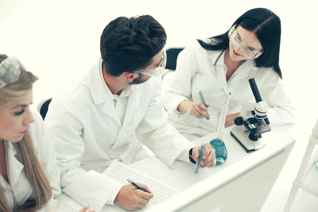 Vista dall'alto.un gruppo di scienziati che lavorano su un computer in laboratorio. scienza e salute