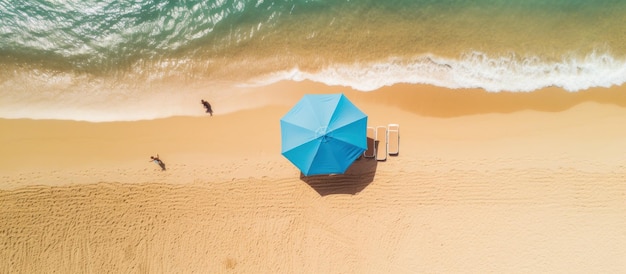 Vista dall'alto un ombrello e una bellissima spiaggia di sabbia tropicale e il mare blu