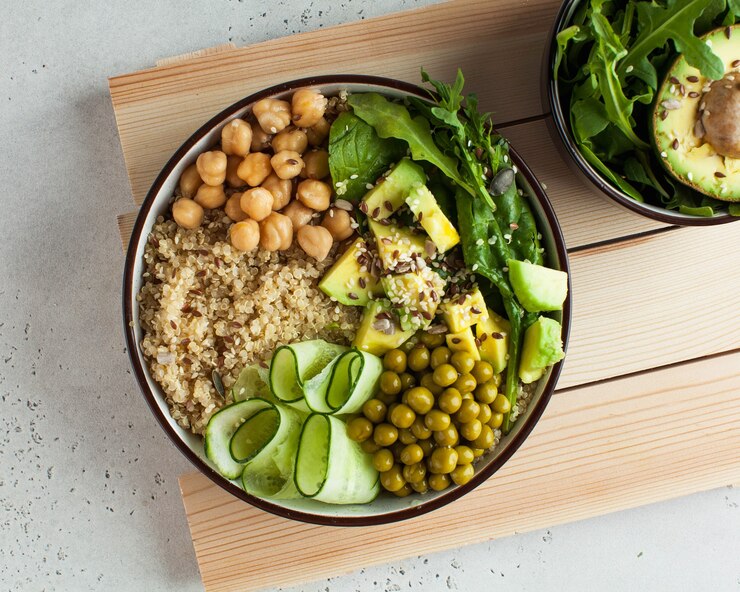 vista dall'alto un sano pranzo di verdure con quinoa, avocado, ceci e cetrioli