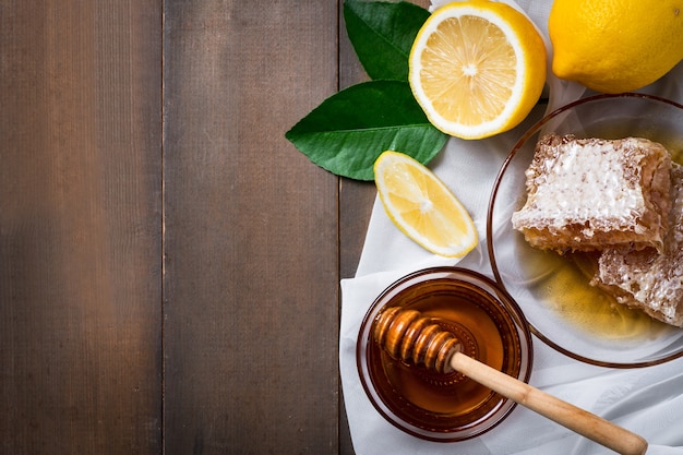 Vista dall'alto una deliziosa torta con miele e limone