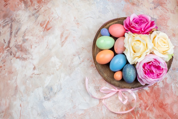 vista dall'alto uova di pasqua colorate con fiori su sfondo marrone vacanza orizzontale colorato ornato primavera pasqua