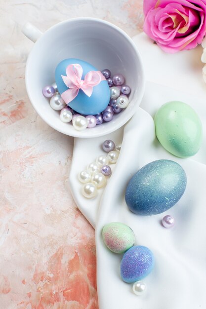 vista dall'alto uova di pasqua colorate con perline su sfondo chiaro concetto ornato orizzontale vacanza pasqua primavera colorata