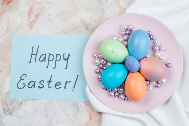 vista dall'alto uova di pasqua colorate in piastra con perline su sfondo chiaro orizzontale felice pasqua ornato colorato concetto vacanza primavera