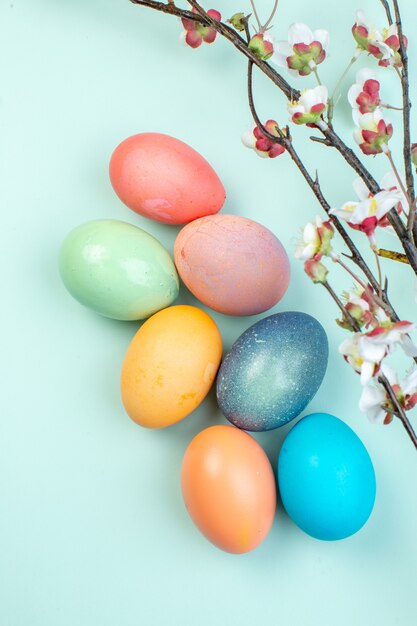 vista dall'alto uova di Pasqua colorate su superficie blu