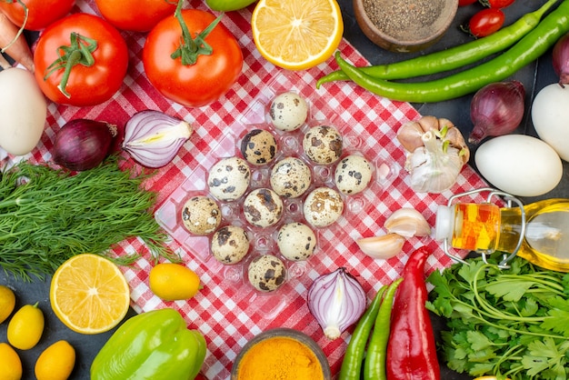 vista dall'alto uova di quaglia con verdure e verdure fresche su sfondo scuro pasto a colori pranzo snack insalata salute dieta alimentare