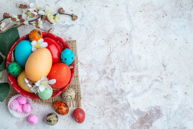 vista dall'alto uova dipinte colorate su sfondo bianco zucchero colorato vacanze primaverili ornati dolce novruz spazio libero
